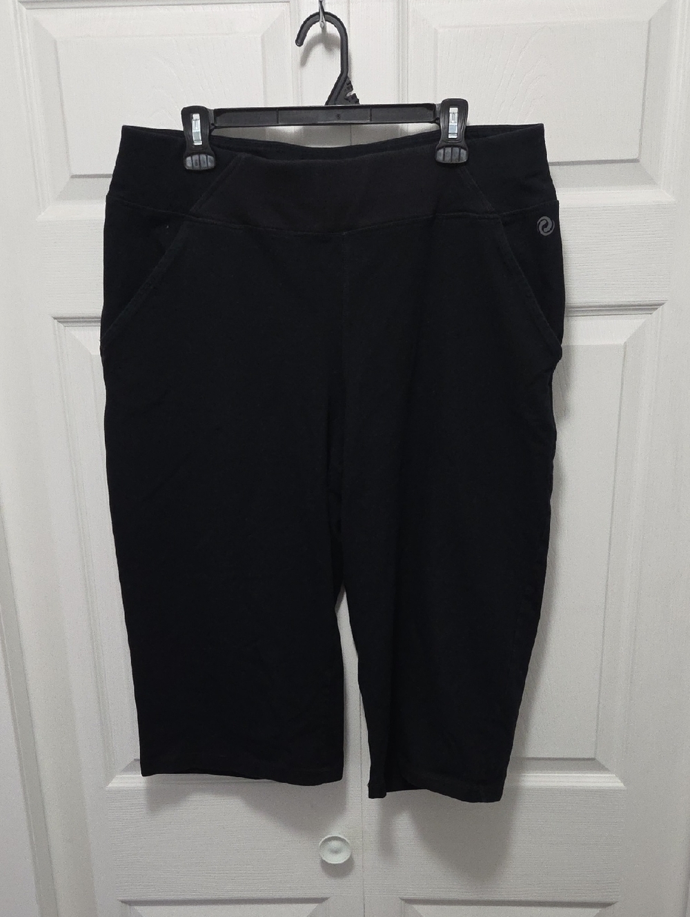 Active Zone 1x Women's Black Capri Active Pants with Comfort Waistband
